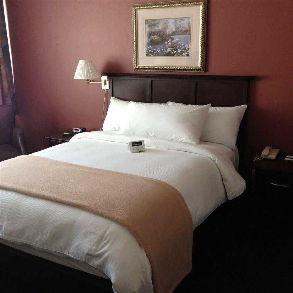 V Hotel & Suites Moncton Exterior foto